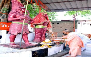 CM Yogi did worship at Shiv Baba Dham