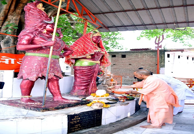 CM Yogi did worship at Shiv Baba Dham