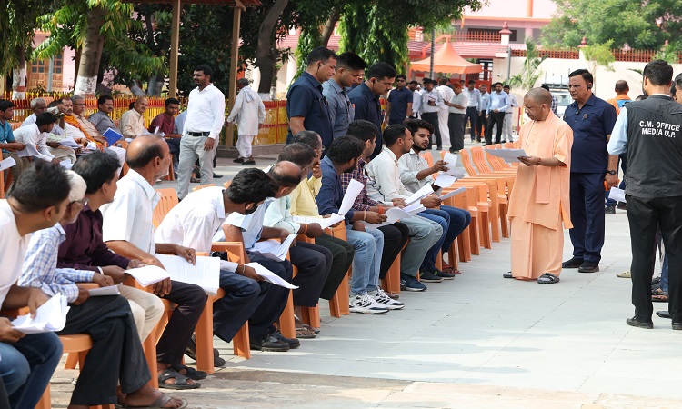 CM Yogi heard the problems of 200 people in Janta Darshan