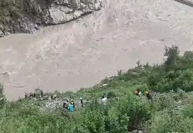 Bus fell into Alaknanda river