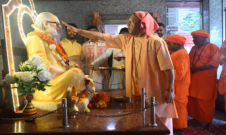 CM Yogi did special worship of Mahayogi Gorakhnath