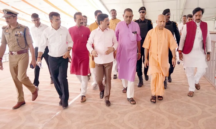 CM Yogi inspected the proposed public meeting place of the PM