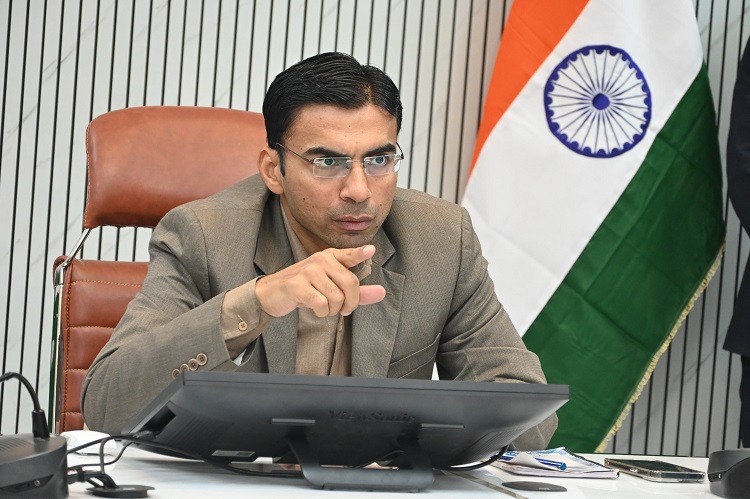 डीएम ने पकड़ा ऋण के बीमा का बड़ा खेल, बैंक प्रबन्धक की काटी 6.50 लाख की आरसी