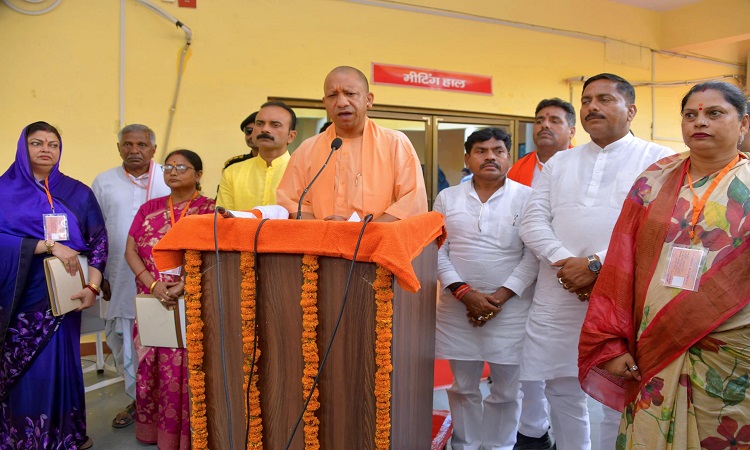CM Yogi addressed the journalists in Chandauli