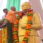 CM Yogi unveiled the statue of Jayaprakash Narayan