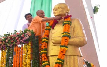 CM Yogi unveiled the statue of Jayaprakash Narayan
