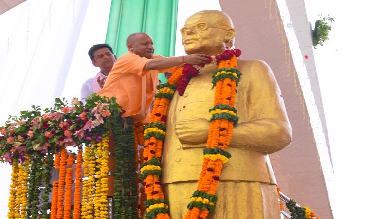 CM Yogi unveiled the statue of Jayaprakash Narayan