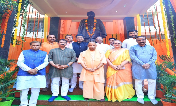 CM Yogi garlanded the statue of Dr. Shyama Prasad Mukherjee