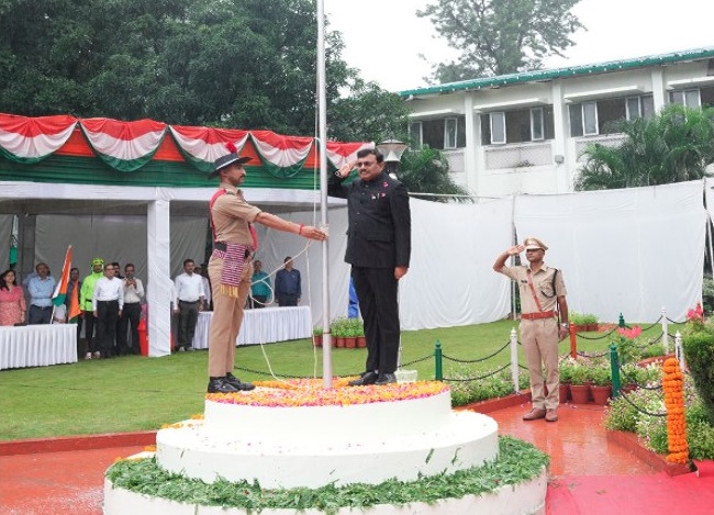 आनन्द बर्द्धन ने सचिवालय में किया ध्वजारोहण