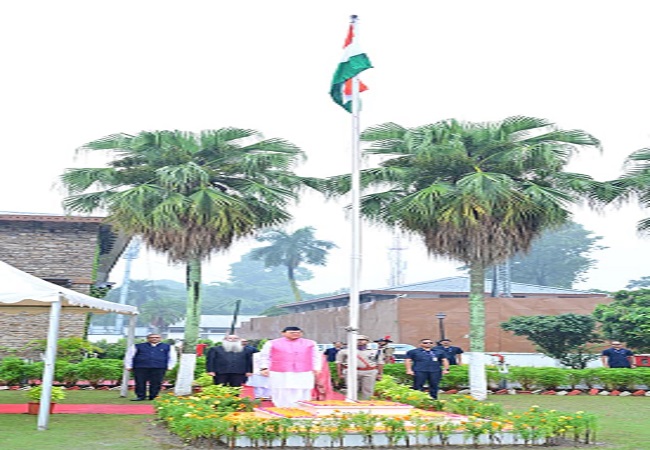 CM Dhami hoisted the tricolor