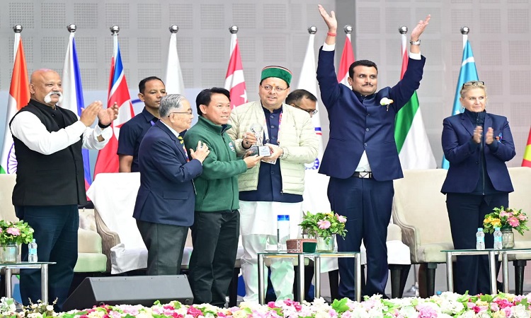 CM Dhami presented the Asian Open Short Track Speed ​​Skating Championship trophy to Thailand