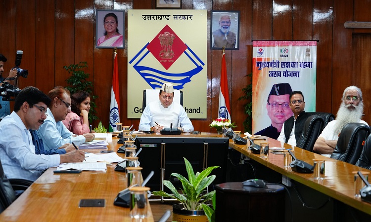 CM Dhami directed the DMs to make arrangements for training of women in the Growth Centre