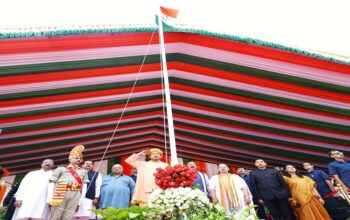 CM Yogi hoisted the national flag in front of Vidhan Bhavan