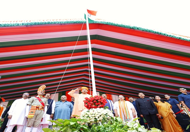 CM Yogi hoisted the national flag in front of Vidhan Bhavan