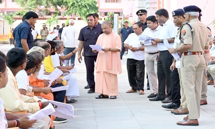 CM Yogi met people in Janta Darshan