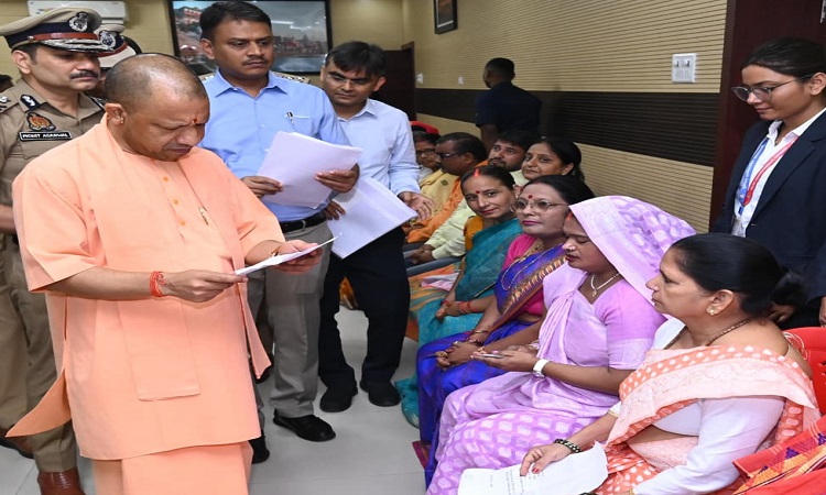 CM Yogi did 'Janta Darshan' in Kashi