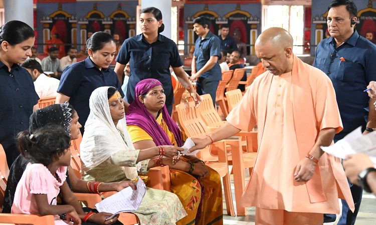 CM Yogi heard the problems of 200 people
