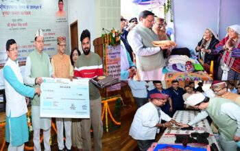 CM Dhami participated in the Weavers' Honor Program