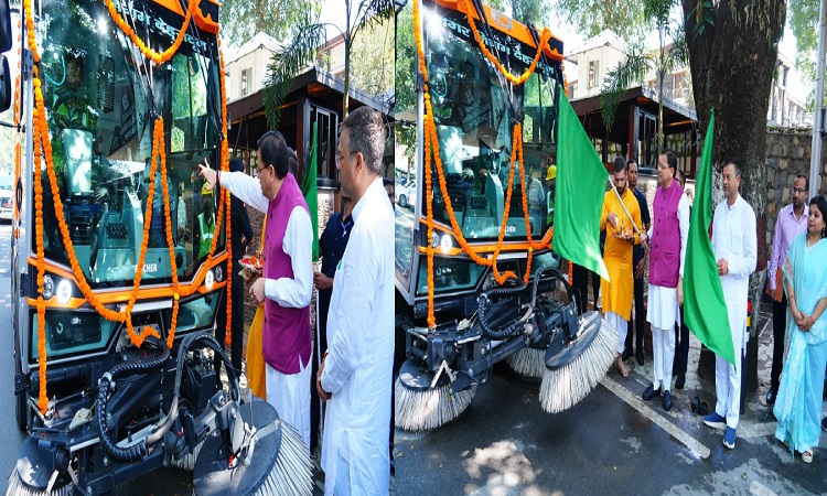 सीएम धामी ने देहरादून में वैक्यूम बेस्ड रोड स्वीपिंग मशीन को दिखाई हरी झंडी