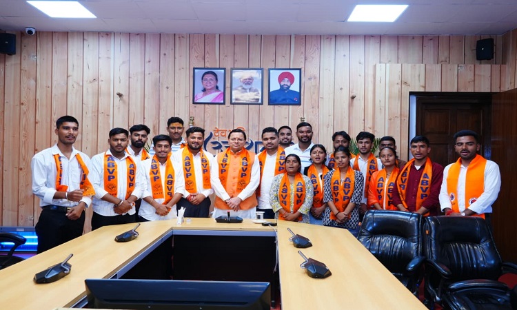 सीएम धामी से ABVP के विजयी प्रत्याशियों ने की भेंट