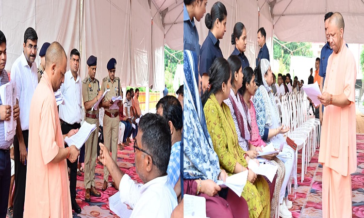 CM Yogi listened to the problems of the people in Janta Darshan