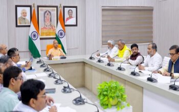 CM Yogi reviewed the pothole eradication campaign