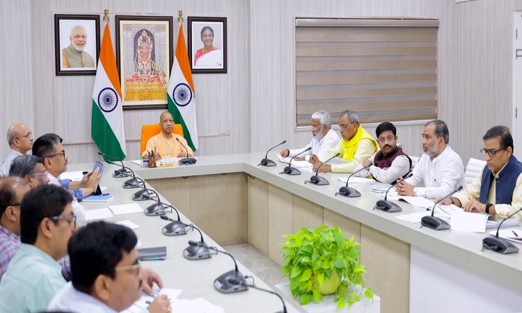 CM Yogi reviewed the pothole eradication campaign