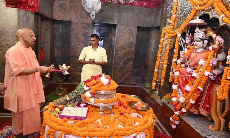 सीएम योगी ने देवीपाटन मंदिर में दर्शन पूजन किया