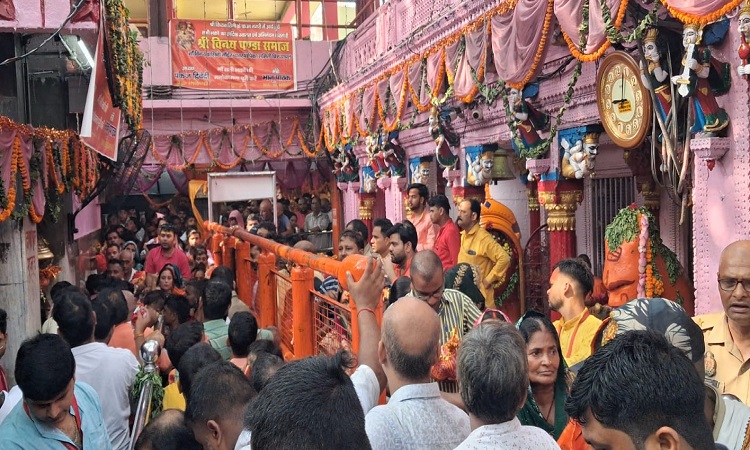 योगी सरकार में सनातन का महापर्व नवरात्रि बना आस्था और विकास का संगम, यूपी के देवी मंदिरों में उमड़ रहे लाखों श्रद्धालु