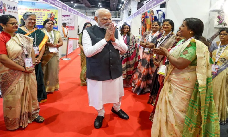 डर नहीं, अब योगी के राज में उड़ान भर रही हैं यूपी की ‘दीदियां’