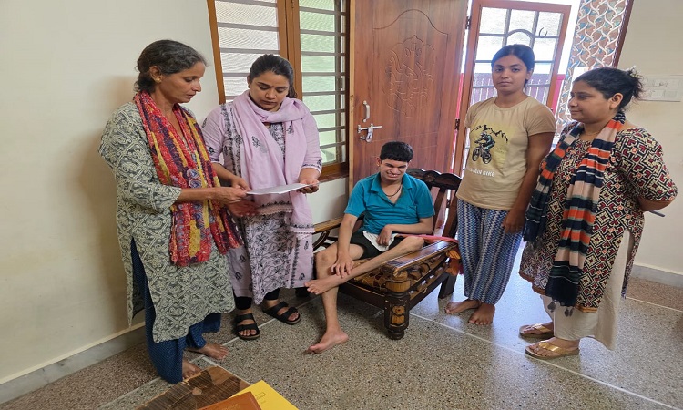 डीएम का हस्तक्षेप, आईसीआईसीआई बैंक ने घर जाकर दिया नो ड्यूज; घर के कागजात