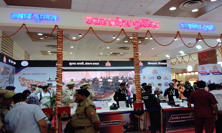 UPITS: यूपी पुलिस के डीआरडीओ निर्मित रॉकेट लॉन्चर को देख उत्साहित हो रहे युवा, खींचा रहे फोटो