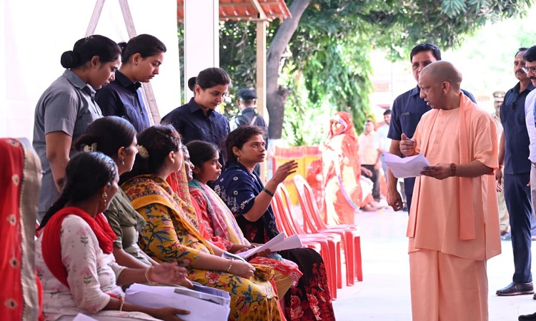 CM Yogi heard the problems of 250 people in Janta Darshan
