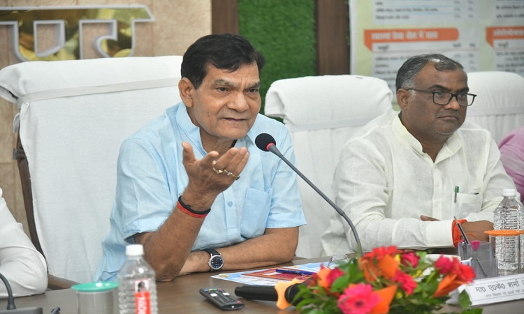 AK Sharma interacted with traders regarding tax reforms.