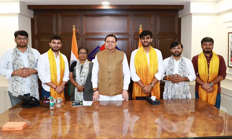 CM Dhami meets DUSU President and JNUSU Joint Secretary