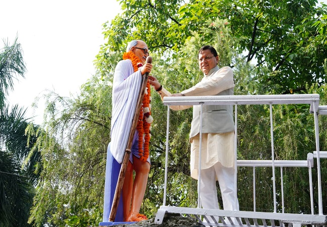 सीएम धामी ने राष्ट्रपिता महात्मा गांधी की प्रतिमा पर किया माल्यार्पण