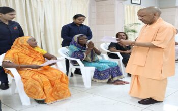 CM Yogi listened to the problems of the people during Jata Darshan.