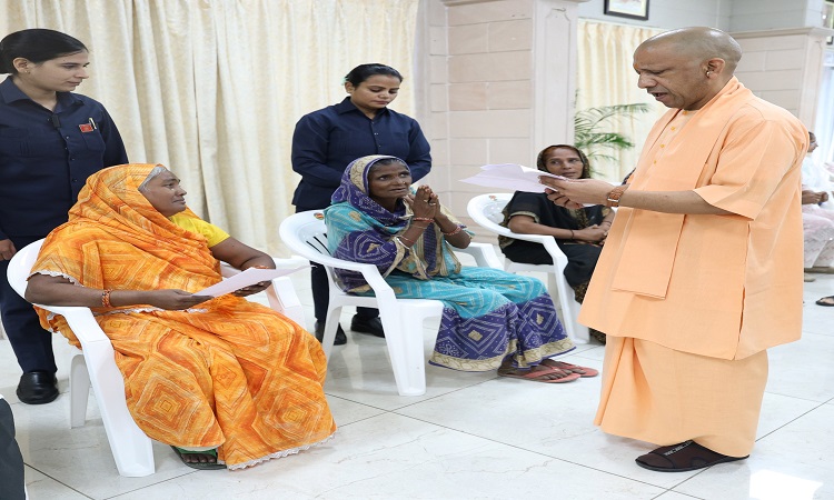 CM Yogi listened to the problems of the people during Jata Darshan.