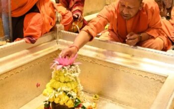 CM Yogi worshiped Baba Vishwanath