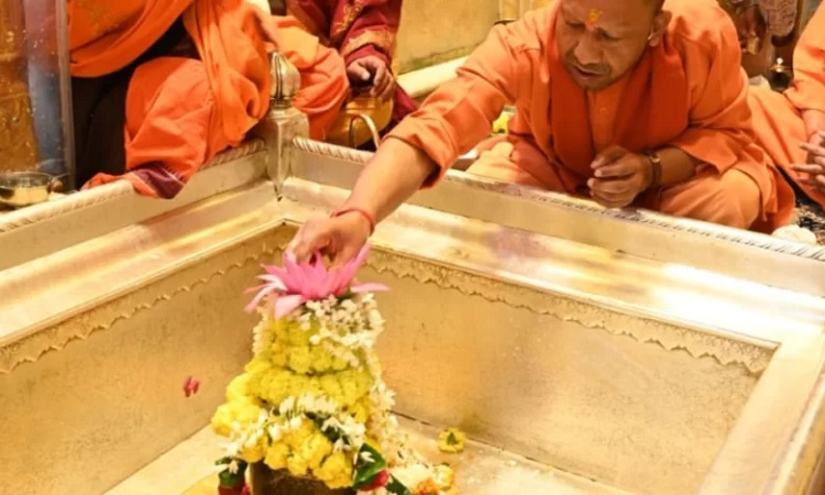CM Yogi worshiped Baba Vishwanath