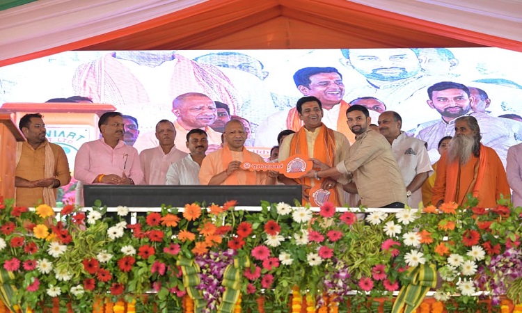 CM Yogi handed over the keys of flats to 120 families in Gorakhpur.