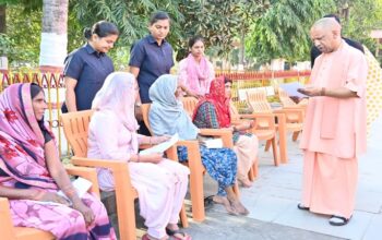CM Yogi listened to the problems of 200 people in Janta Darshan.