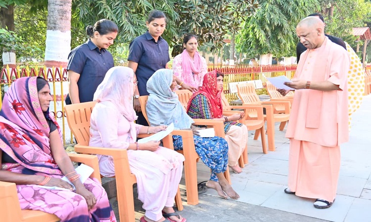 CM Yogi listened to the problems of 200 people in Janta Darshan.