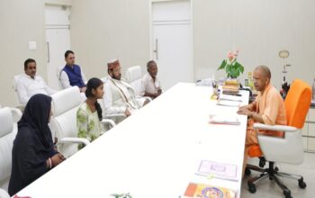 The family members of the deceased Hariom met CM Yogi.