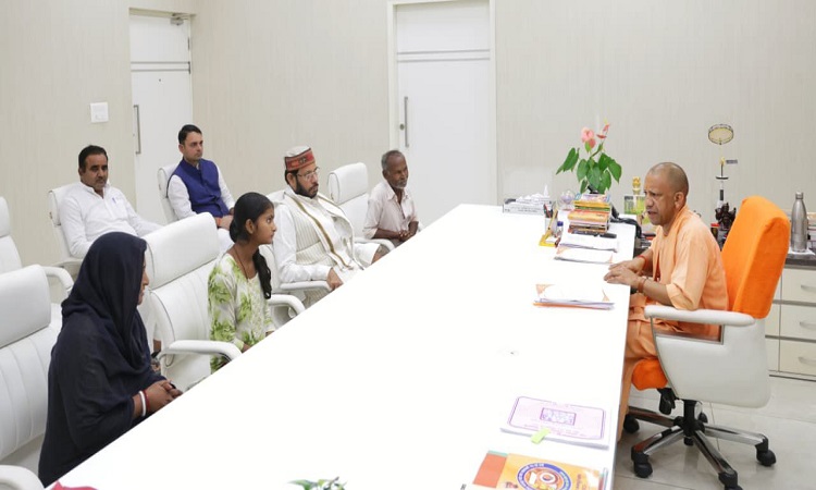 The family members of the deceased Hariom met CM Yogi.