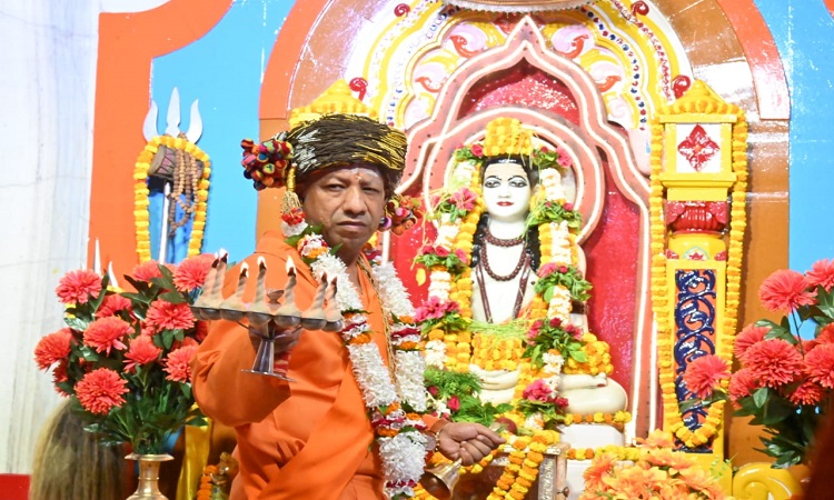 श्रीनाथ जी सहित मंदिर परिसर के सभी देव विग्रहों की सीएम योगी ने की पूजा