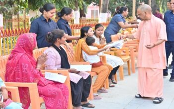 CM Yogi listened to the problems of 300 people in Janta Darshan.