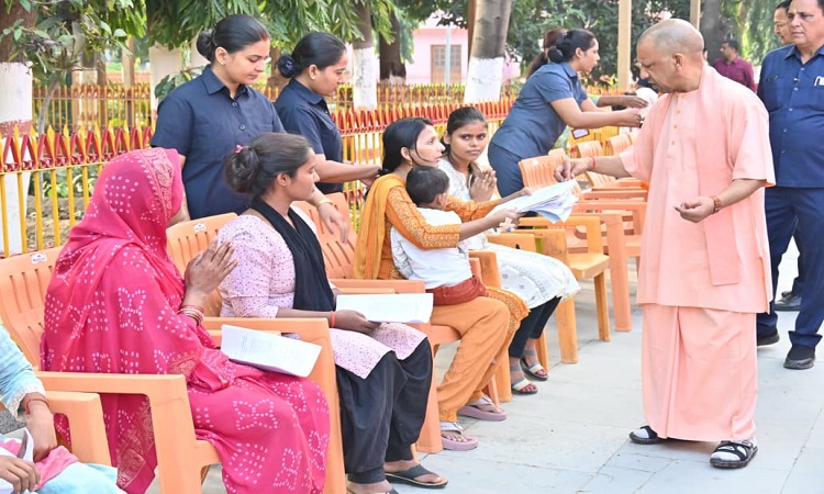 CM Yogi listened to the problems of 300 people in Janta Darshan.