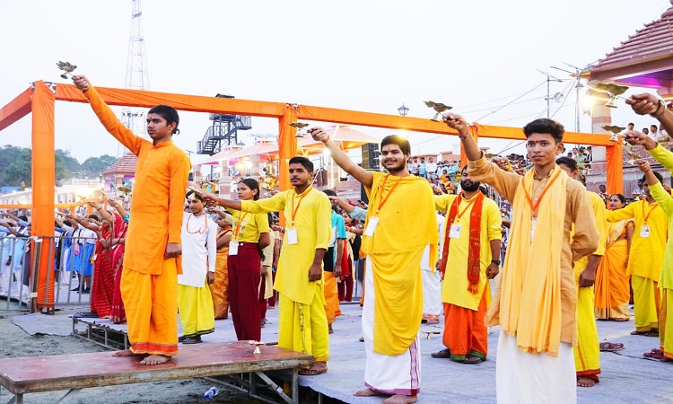 अयोध्या दीपोत्सव 2025: योगी सरकार की प्रेरणा से सरयू तट पर गूंजेगी मां सरयू की महाआरती