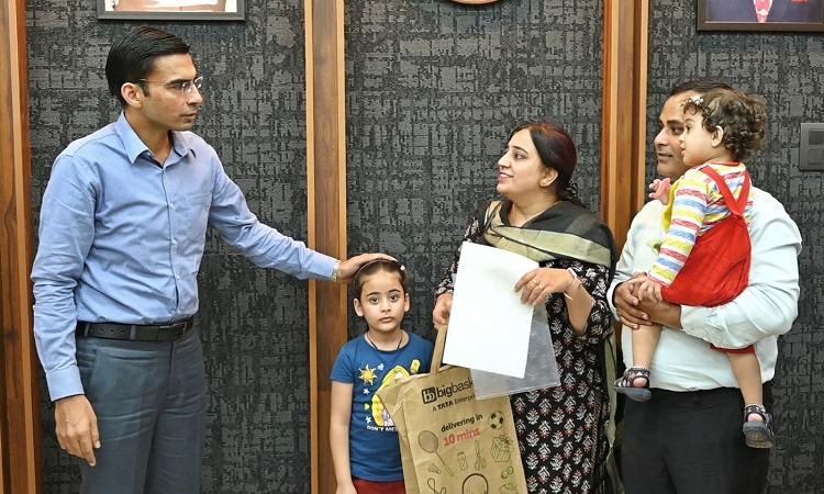 Teacher Kanika expressed her gratitude to DM Savin Bansal.